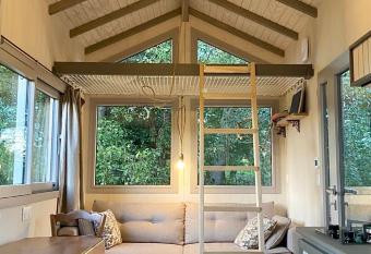 Jolie Tiny House sous les Grands Arbres has Balcony rooms