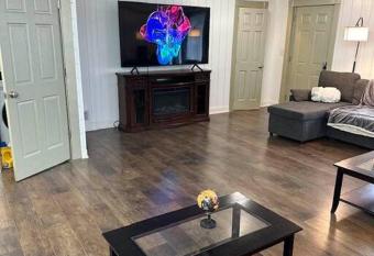 Hot Tub 5 Beds has rooms with a private hot tub