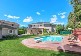 Park side Basement 2 bedroom suite has Balcony rooms