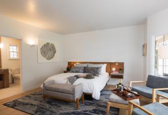 Carmel Beach Hotel has Balcony rooms