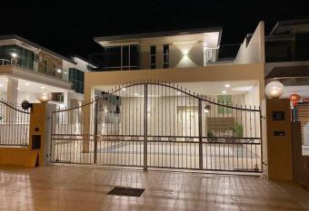 Entire home hosted by Cat 4 bedroom house allows 18 year olds to book a room