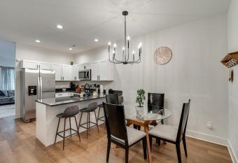 Chattanooga Paradise has Balcony rooms