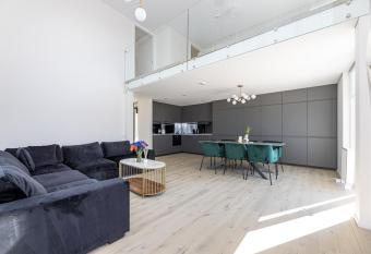 New Loft in Mano J  ra3 has rooms with a private hot tub