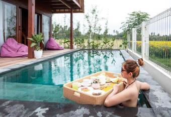 The Lavana Villa Bhumi Bougenville Lovina allows 18 year olds to book a room