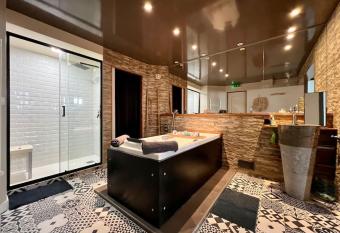 Relaxed appartment has rooms with a private hot tub