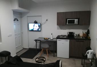 Studio neuf et accueillant allows 18 year olds to book a room