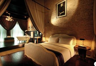 The Opposite Place has rooms with a private hot tub