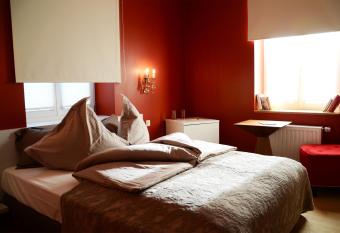 Le Presbyt  re allows 18 year olds to book a room