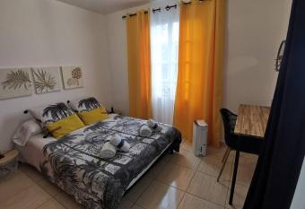 Le blue soleil appart 1 allows 18 year olds to book a room