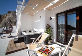 Amazing Vineyard View Luxury Villa with juccuzi! has rooms with a private hot tub