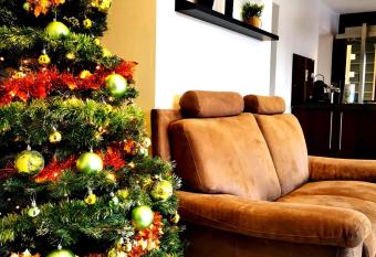 Le Repaire d Alfred allows 18 year olds to book a room