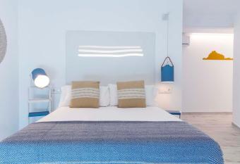 Hostal Boutique La Mar Serena allows 18 year olds to book a room