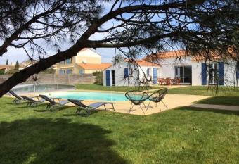 Gite avec piscine privative has Balcony rooms