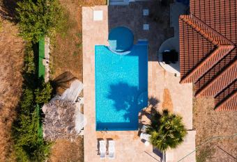 Marmaris Private Villa-Villa Lufu allows 18 year olds to book a room