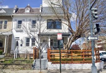Cozy Corner - Unit 1 has Balcony rooms