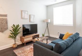 Cozysuites l Dream 1BR in Downtown Cincinnati has Balcony rooms