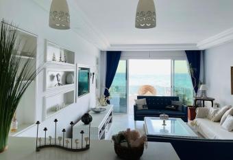 Magnifique appartement au centre de Hammamet pieds dans l   eau has rooms with a private hot tub