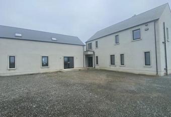 Scotsland House - Luxurious Country Getaway has Balcony rooms