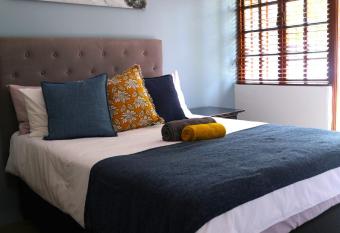 Comfortable GUEST ROOM with en-suite. allows 18 year olds to book a room