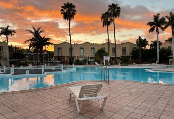VILLA LUZ SUITE has rooms with a private hot tub