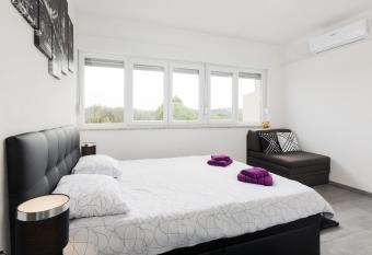 Studio apartman Sirius allows 18 year olds to book a room