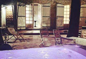 Le Jardin des po  tes has rooms with a private hot tub