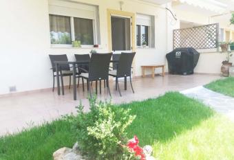 Cozy House in Kallithea with Garden allows 18 year olds to book a room