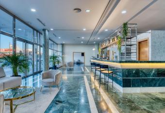 Checkin Madrid M  stoles allows 18 year olds to book a room