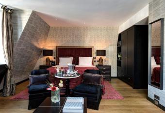 The Pavilions Amsterdam, The Toren has rooms with a private hot tub