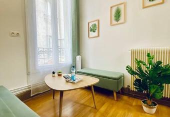 L Opaline - Proche gare allows 18 year olds to book a room