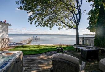 Stunning Tranquility Spa Dock Lake Simcoe has rooms with a private hot tub