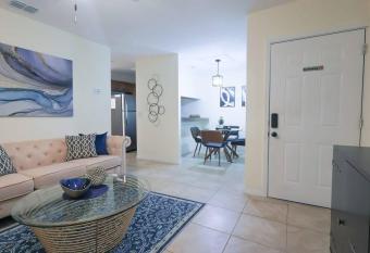 Saint Joseph Suites 6 has rooms with a private hot tub