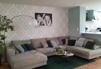 Gezellig rijhuis met zwembad! allows 18 year olds to book a room