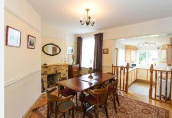 Inviting 2-Bed 2- bath Cottage in Deal well locate has Balcony rooms