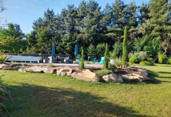 CHAMBRE DANS UN ECRIN DE VERDURE has Balcony rooms