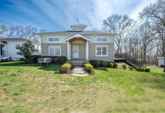 The Cottage at Stone Tower Winery has Balcony rooms