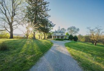 Bluemont Belle has Balcony rooms