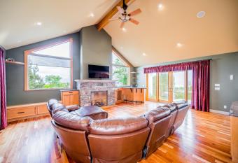 Spacious 6 Bedroom House in Penticton allows 18 year olds to book a room