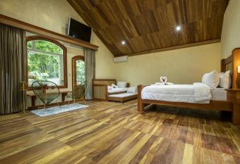 Arenal Toucan has rooms with a private hot tub