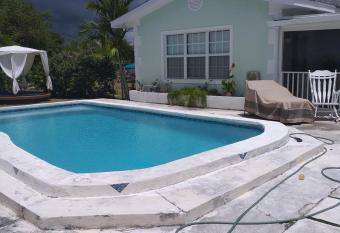 Seashell by the Seashore 10 mins airport 5 mins ocean allows 18 year olds to book a room