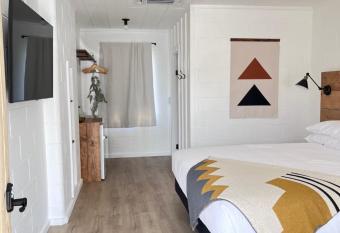 Triangle Motel has Balcony rooms