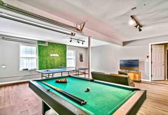 Your Fun Private Getaway Near Camelback has rooms with a private hot tub