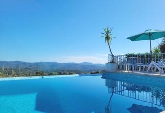 Les Volets Bleus allows 18 year olds to book a room