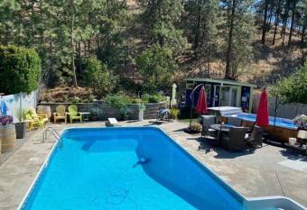 Okanagan Saltwater Pool & Swimspa Oasis has Balcony rooms