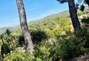 La pinede - 12 min    pied plage Bandol Lido - 350 m carres jardin - Climatisation - Vue Montagne du Gros cerveau has Balcony rooms