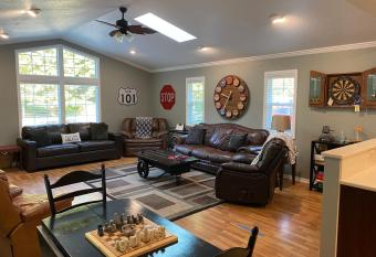 Get away in the Redwoods has Balcony rooms