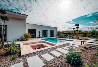 Nirvana pop art piscine chauff   4 chambres climatis  es has Balcony rooms