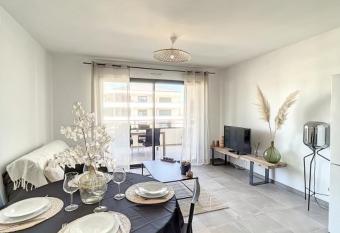 T2 centre Folelli avec parking    5 min de la plage allows 18 year olds to book a room