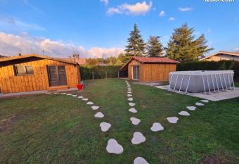     Aux bonheurs Landais     has rooms with a private hot tub