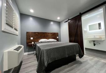 Erth Inn By Aga- Bell Garden allows 18 year olds to book a room